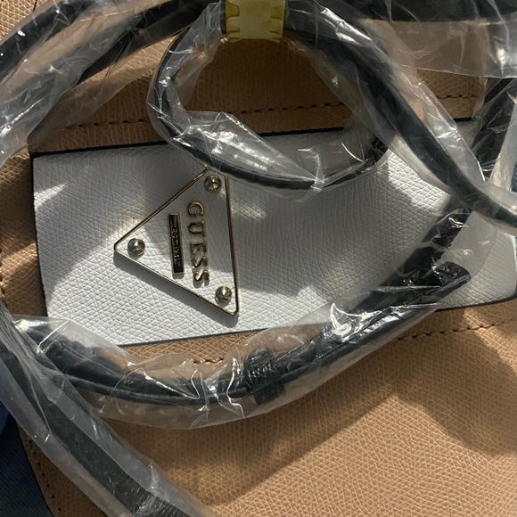 NWT Guess crossbody bag in tan and white - Picture 4 of 7